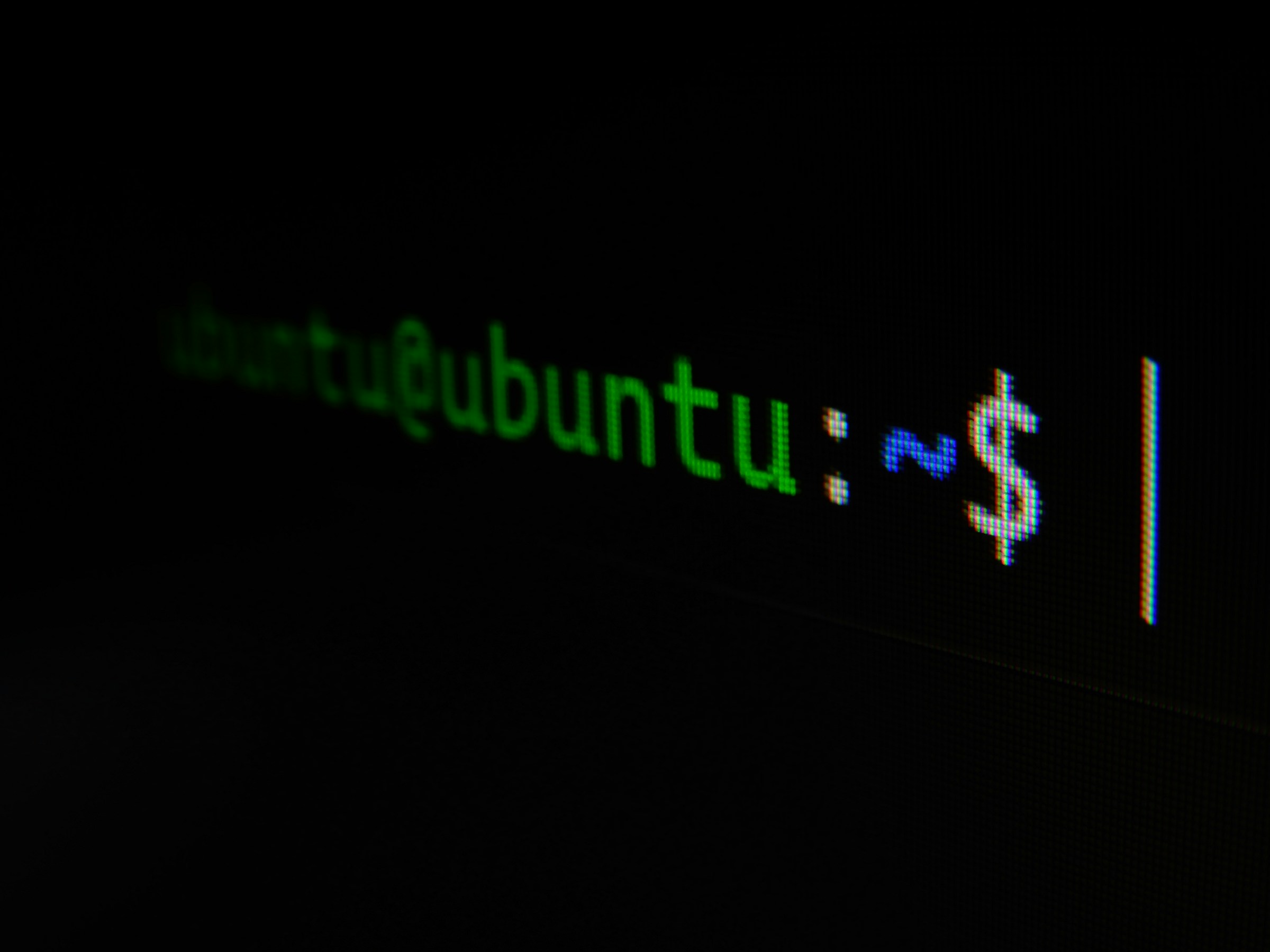 Photo de Gabriel Heinzer en Unsplash que muestra una terminal de Ubuntu en funcionamiento.